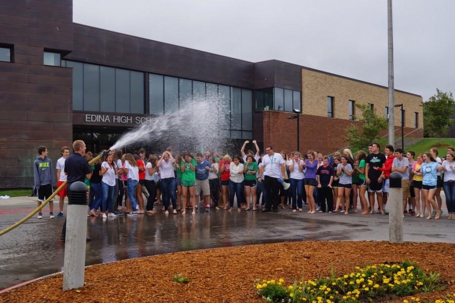 Many EHS seniors came together at Door 7 to participate in the Ice Bucket Challenge. 