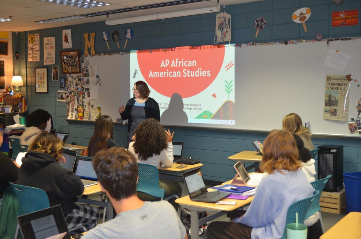 Mrs.+Major%2C+teacher+of+AP+African+American+Studies%2C+showing+slideshow+to+her+new+class.+