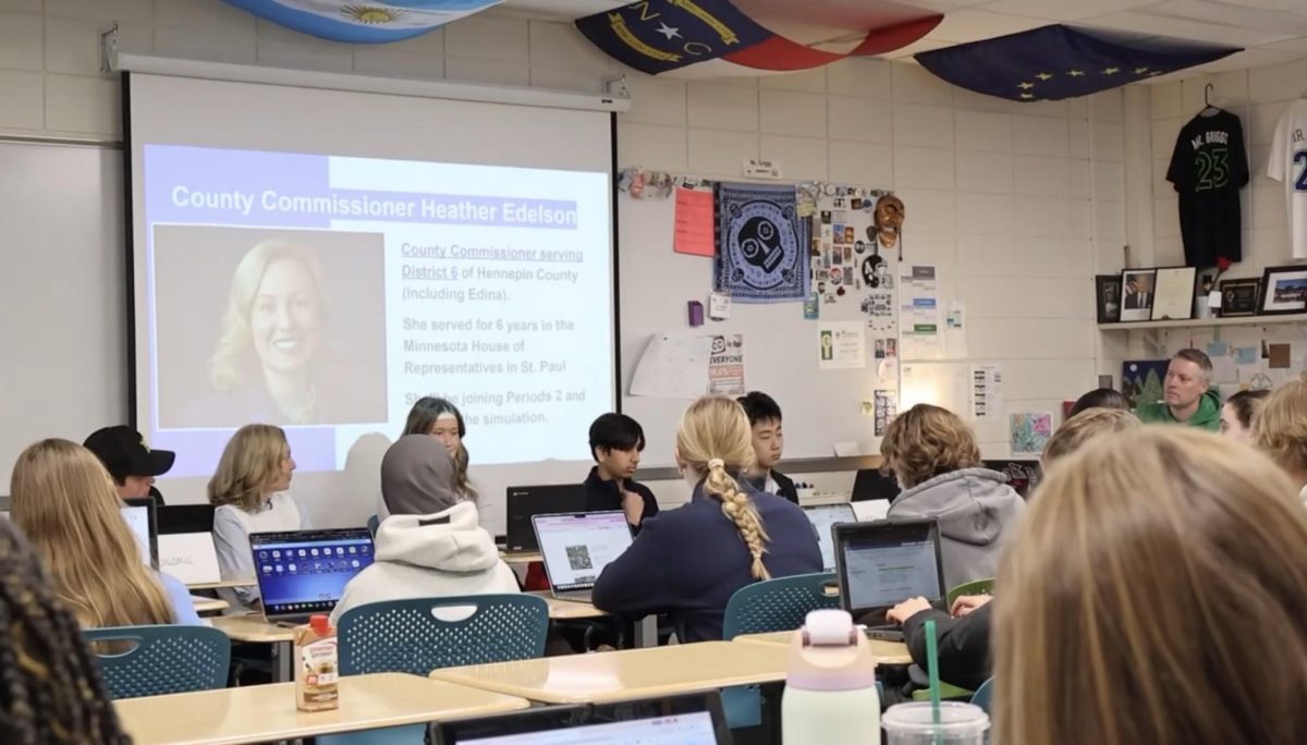Commissioner Edelson leads city council simulation in AP Human Geography classrooms